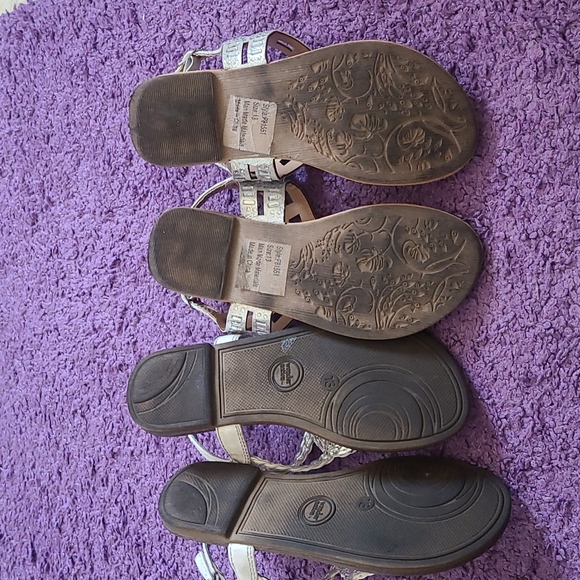 2 Pairs of Thong Sandals - Picture 2 of 8